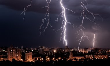 Fırtına gece şehir içinde