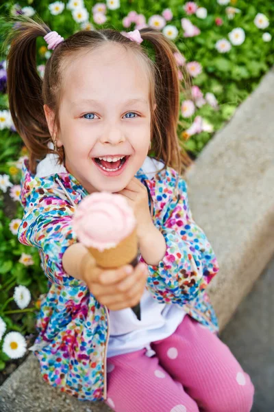 坐在户外的长椅上 笑着把冰淇淋放在华夫饼筒里的小女孩 假期和夏季时间概念 — 图库照片
