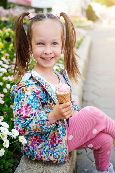 小女孩坐在外面的长椅上 手里拿着冰激凌和华夫饼筒 假期和夏季时间概念 — 图库照片