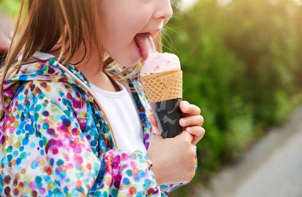 特写冰淇淋 在华夫饼筒里放着冰淇淋的小女孩正在吃着舔舌头的冰淇淋 儿童夏季甜点和夏季时间概念 — 图库照片
