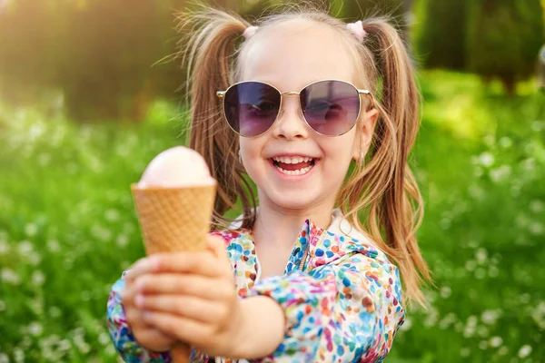 笑着的小女孩一边吃着冰淇淋 一边握住他的手 夏季甜点和夏季时间概念 — 图库照片