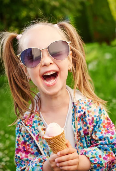笑着戴大太阳镜的小女孩手里拿着冰淇淋 夏季甜点和夏季时间概念 — 图库照片