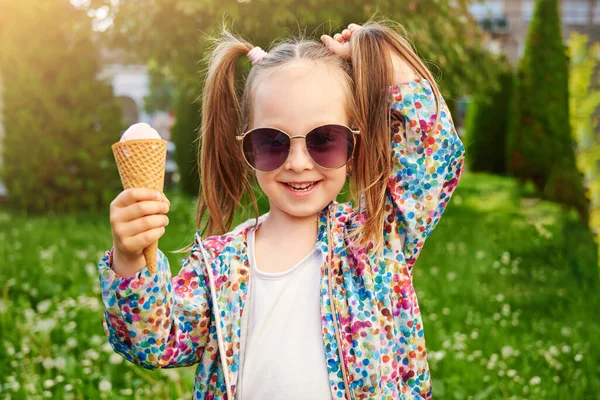 笑着戴大太阳镜的小女孩手里拿着冰淇淋 夏季甜点和夏季时间概念 — 图库照片