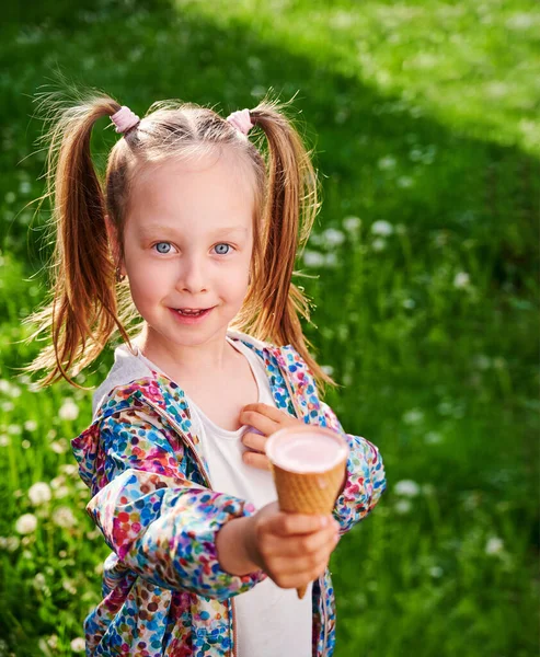 笑容满面的小女孩一边吃着冰淇淋 一边握住他的手 夏季甜点和夏季时间概念 — 图库照片