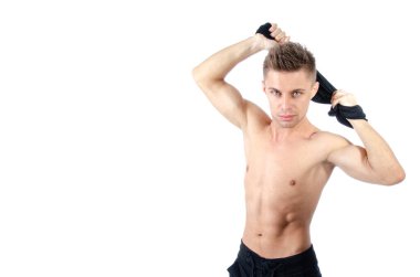 Stüdyoda poz veren yakışıklı genç adam..