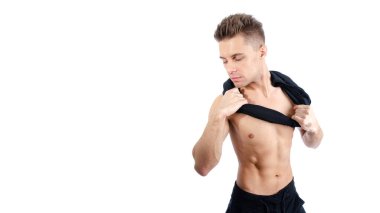 Stüdyoda poz veren yakışıklı genç adam..