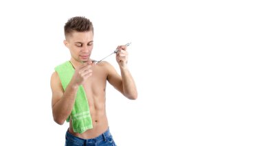 Stüdyoda poz veren yakışıklı genç adam..