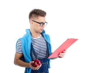 Yakışıklı bir genç. Laptop ve tabletli öğrenci.