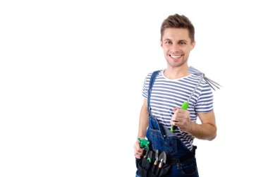 Ev işleri ve yenileme. Genç yakışıklı tamirci..