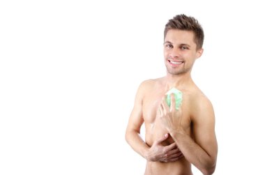 Genç seksi adam duşta yıkanıyor..