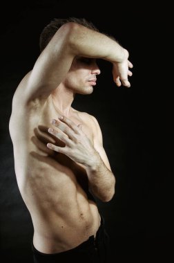 Yakışıklı bir genç. Çekici vücut.