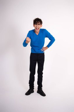 Stüdyoda poz veren komik bir öğrenci. Çalış ve çalış.