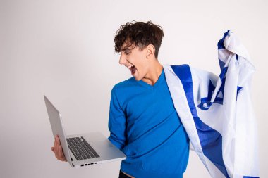 İsrail bayrağı taşıyan çekici bir genç..