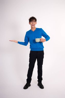 Stüdyoda poz veren komik bir öğrenci. Çalış ve çalış.