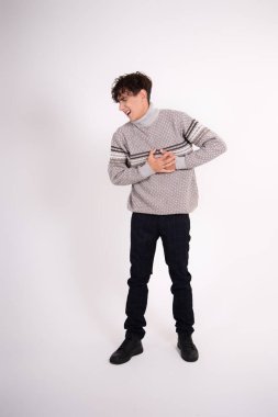 Stüdyoda poz veren komik bir öğrenci. Çalış ve çalış.