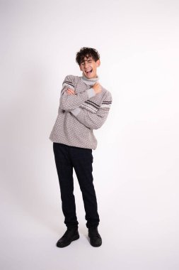 Stüdyoda poz veren komik bir öğrenci. Çalış ve çalış.