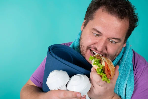 Ernährung Und Gesunder Lebensstil Lustiger Dicker Mann Blauer Hintergrund — Stockfoto