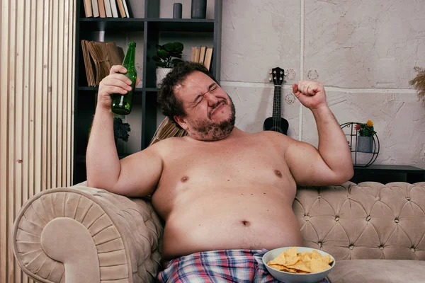 Hombre Gordo Divertido Bebiendo Cerveza Casa — Foto de Stock