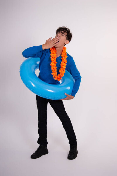 Работа и учеба в отпуске. Забавный хороший парень и резиновое кольцо.