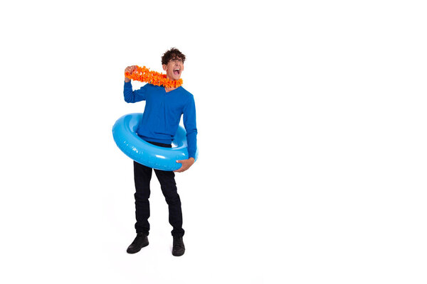 Работа и учеба в отпуске. Забавный хороший парень и резиновое кольцо.