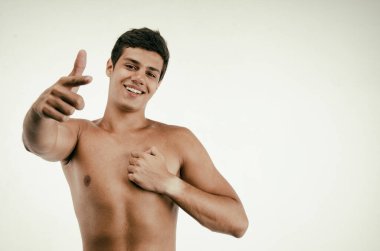 Genç çekici adam evinde kanepede dinleniyor..