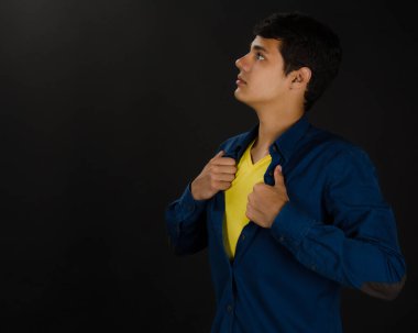 Genç çekici adam evinde kanepede dinleniyor..