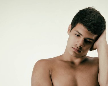 Genç çekici adam evinde kanepede dinleniyor..