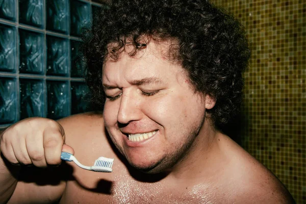 有趣的胖子在浴室里刮胡子 — 图库照片