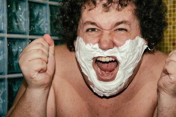 Komik şişman adam banyoda tıraş oluyor..