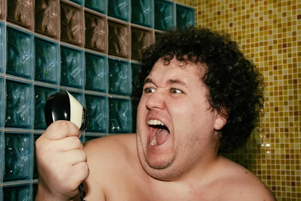 有趣的胖子在浴室里刮胡子 — 图库照片