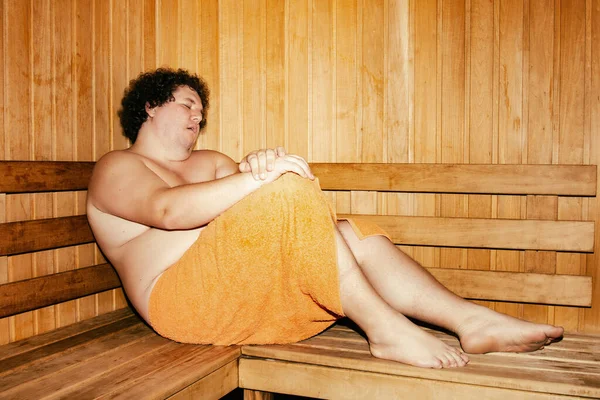 Lustiger Dicker Mann Entspannt Der Sauna — Stockfoto