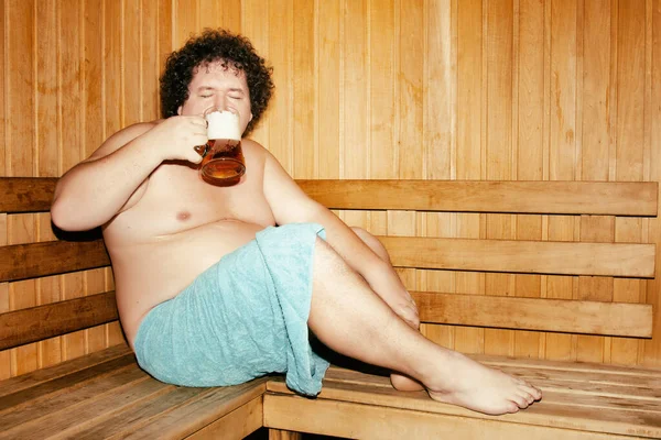 Vicces Kövér Ember Pihen Szaunában — Stock Fotó