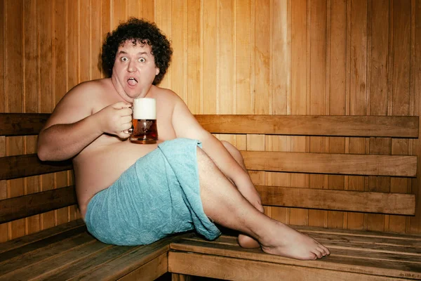 Humour Gros Homme Est Relaxant Dans Sauna — Photo