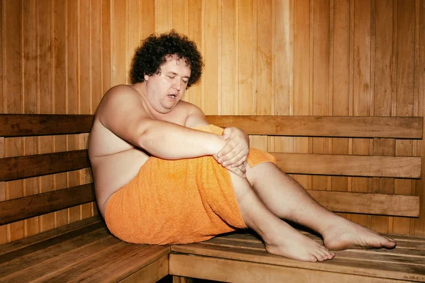 有趣的胖子正在桑拿里放松 — 图库照片