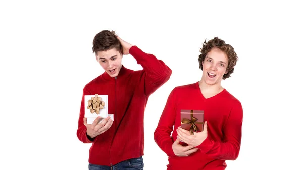 Dos Tipos Guapos Con Regalos Fondo Blanco — Foto de Stock