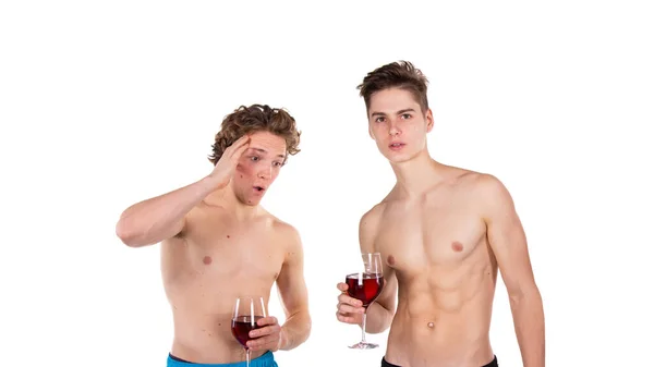 Dos Chicos Guapos Están Bebiendo Vino Tinto — Foto de Stock