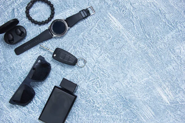Herrenuhren, Brillen, Smartphones, Accessoires. Schwarze Accessoires auf grauem Hintergrund — Stockfoto