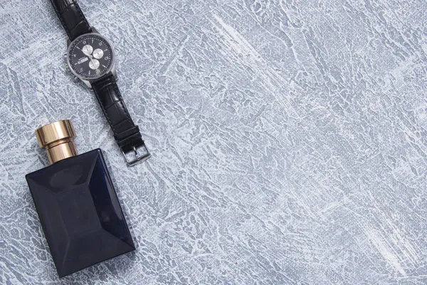 회색 배경 위에 있는 수선화 향수와 시계 — 스톡 사진