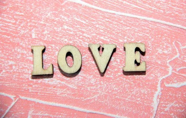 Nápis láska na růžovém pozadí. Dřevěné písmena. Nápis Miluji tě dřevěnými písmeny na růžovém pozadí. — Stock fotografie