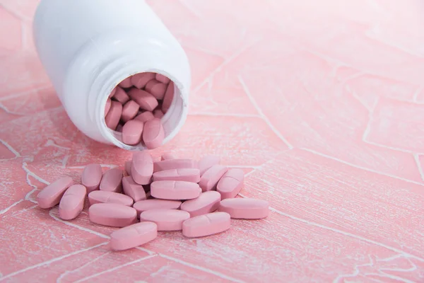 ピンクの背景にピンクの錠剤 — ストック写真