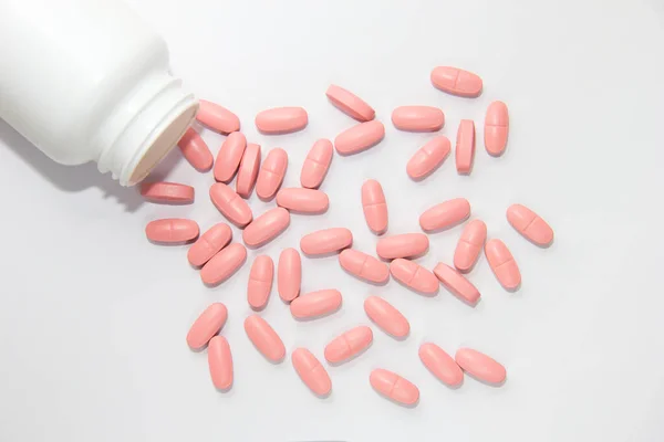 Rózsaszín Vitamin Tabletták Fehér Asztalon — Stock Fotó