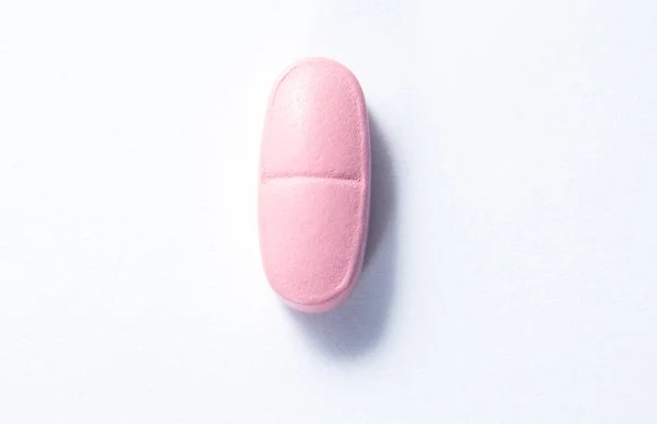 白い背景に隔離されたピンクの錠剤は — ストック写真