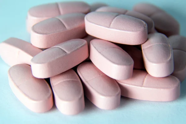 白い背景に隔離されたピンクの錠剤は — ストック写真