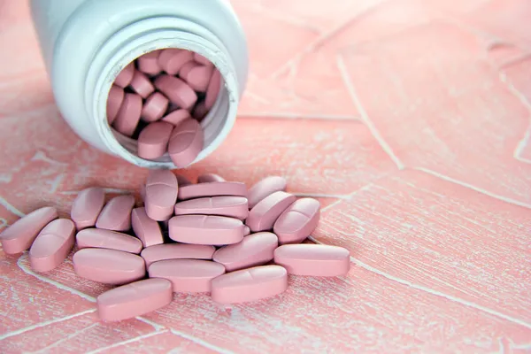 ピンクの背景にピンクの錠剤 — ストック写真