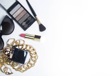 Beyaz arka planda siyah ve kozmetik kadın aksesuarları. Kadınlar için masaüstü görünümü