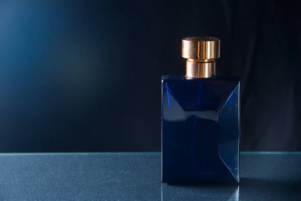Różowa Niebieska Butelka Perfum Refleksją Czarnym Tle — Zdjęcie stockowe