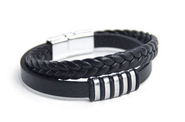 Beyaz arka planda erkek deri bileziği