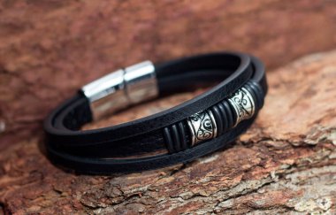 Ahşap masadaki erkek aksesuarlarını kapatın.