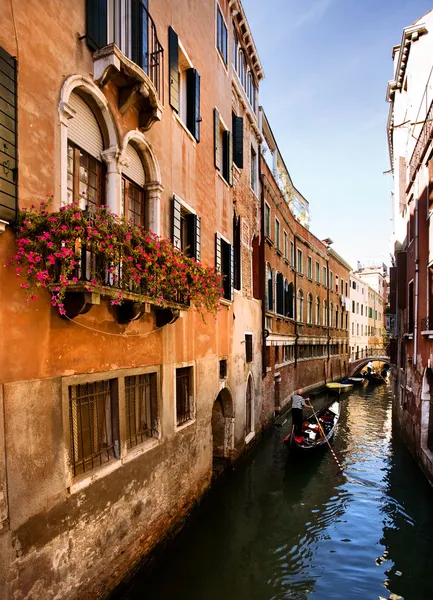 Veneza pequeno canal, Itália — Fotografia de Stock