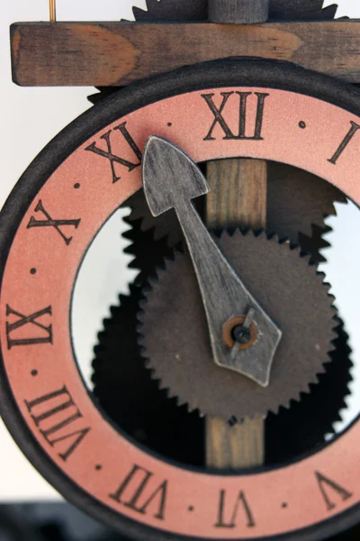 Imitazione legno antico orologio da parete — Foto Stock